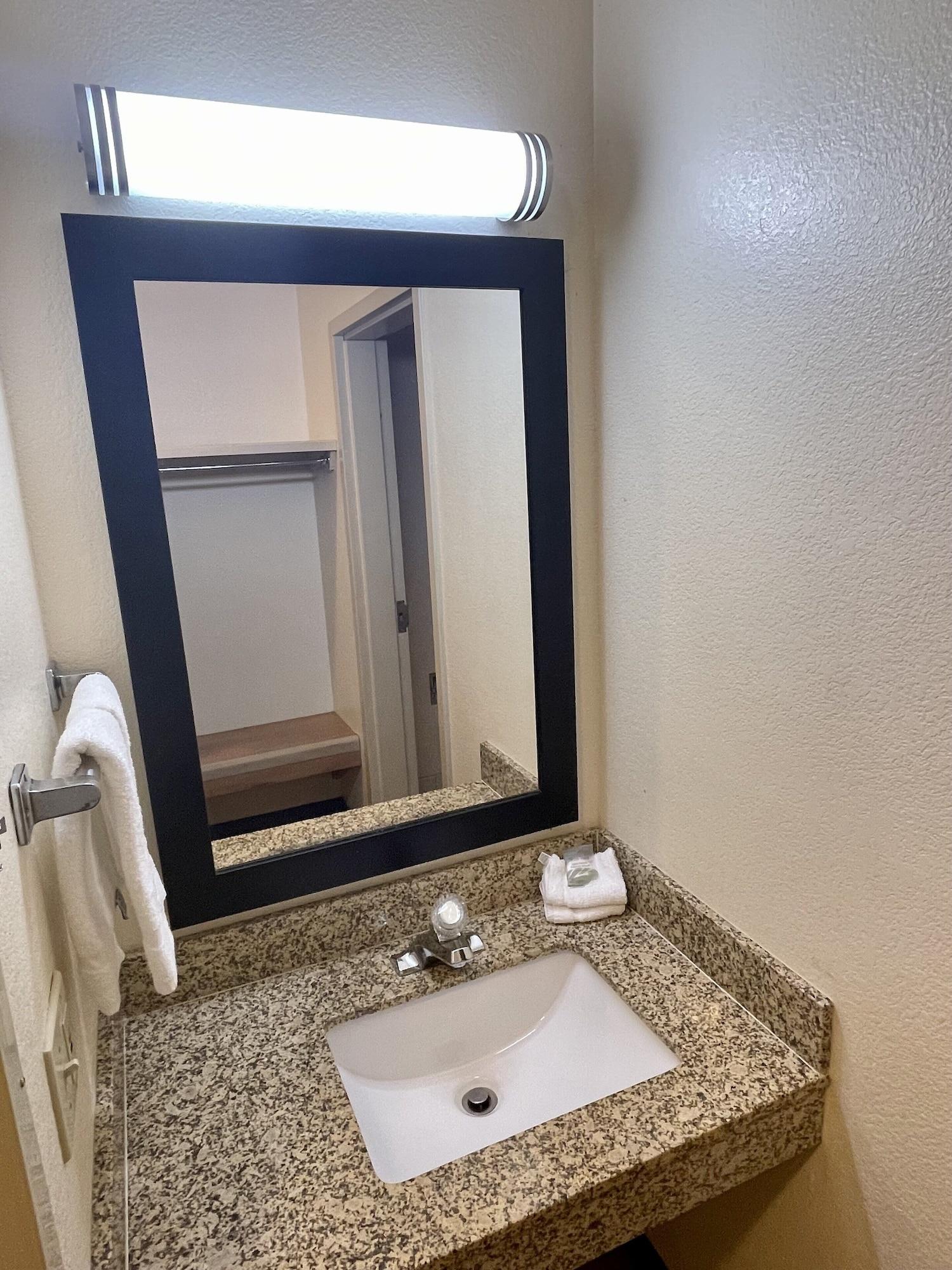 Red Roof Inn Clyde Bagian luar foto