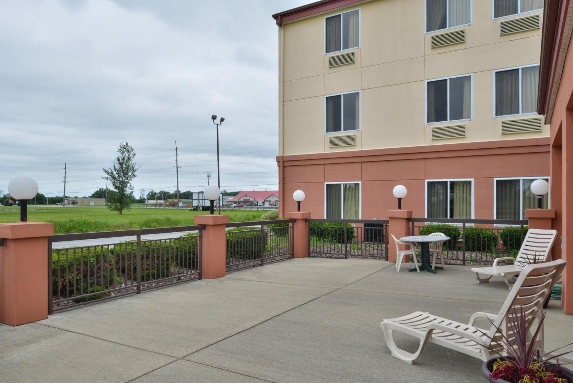 Red Roof Inn Clyde Bagian luar foto