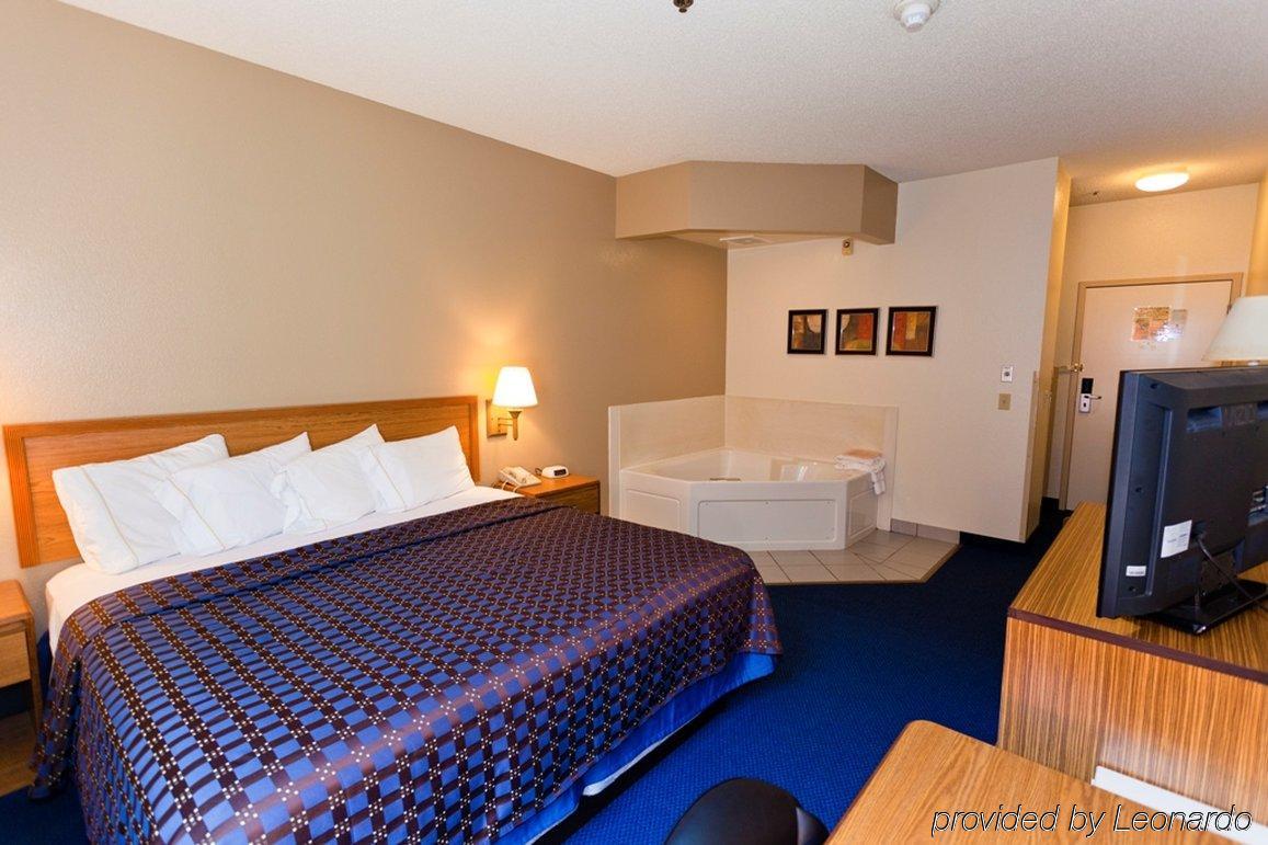 Red Roof Inn Clyde Bagian luar foto